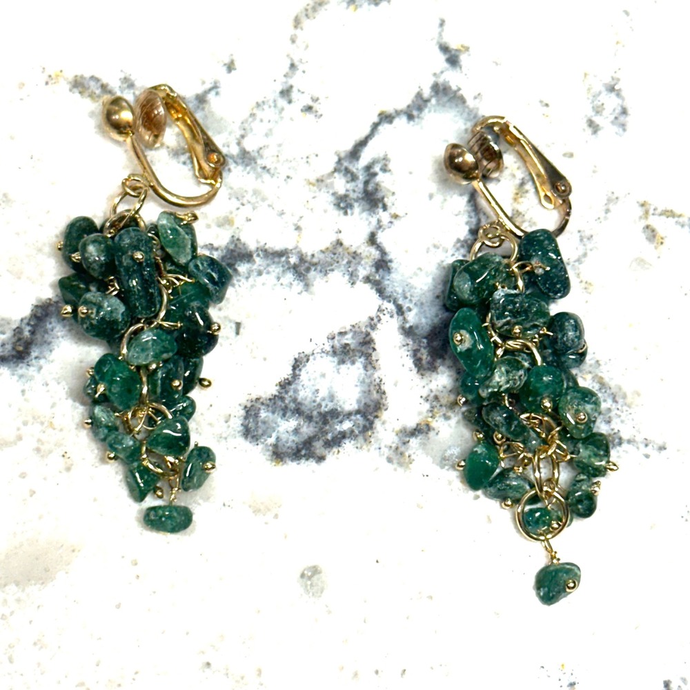 Vintage Green Stone Chip Cluster Clip‎ On Earrings Gold Tone Dangle Drop Boho